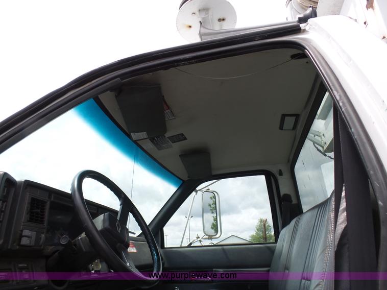 image for item K7953 2002 Chevrolet C7500 derrick digger truck