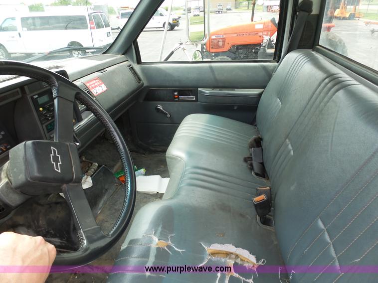 image for item K7953 2002 Chevrolet C7500 derrick digger truck