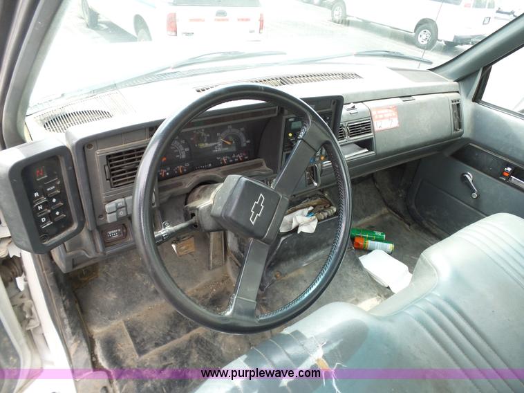 image for item K7953 2002 Chevrolet C7500 derrick digger truck