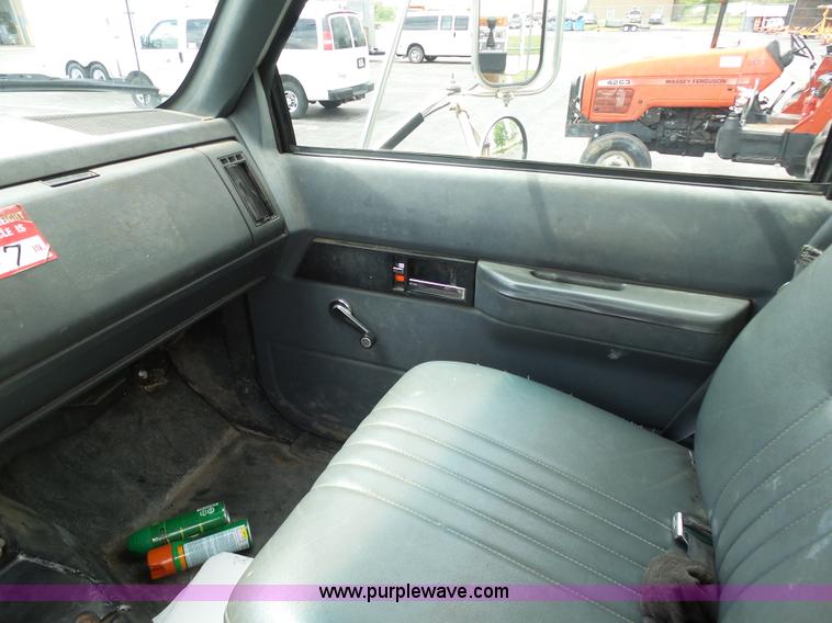 image for item K7953 2002 Chevrolet C7500 derrick digger truck