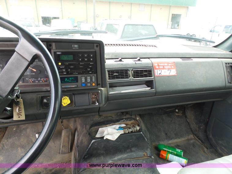 image for item K7953 2002 Chevrolet C7500 derrick digger truck