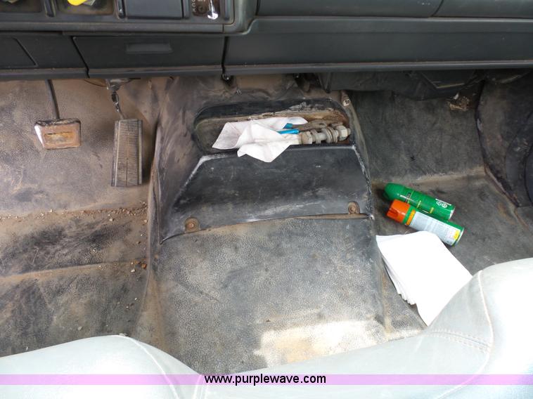 image for item K7953 2002 Chevrolet C7500 derrick digger truck