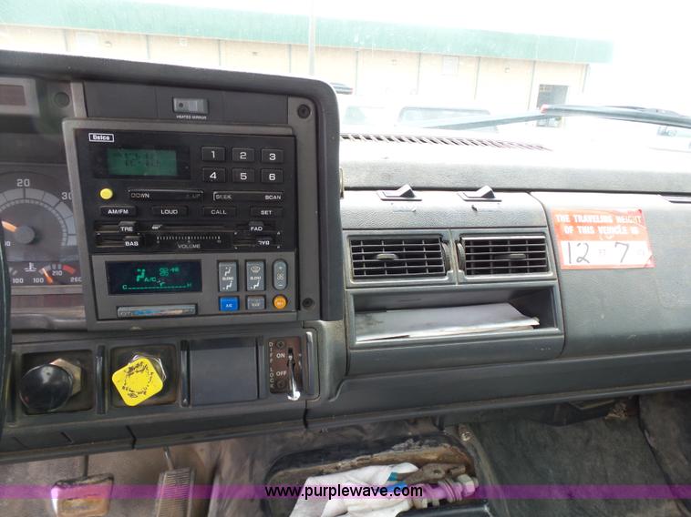 image for item K7953 2002 Chevrolet C7500 derrick digger truck