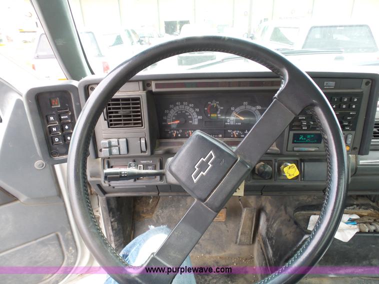 image for item K7953 2002 Chevrolet C7500 derrick digger truck