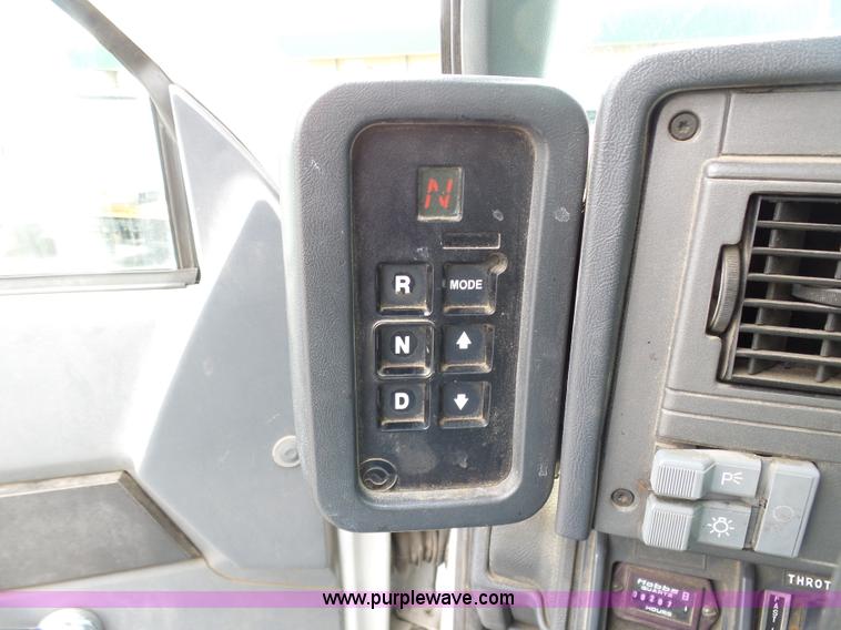 image for item K7953 2002 Chevrolet C7500 derrick digger truck