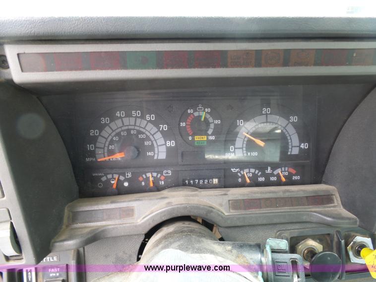 image for item K7953 2002 Chevrolet C7500 derrick digger truck