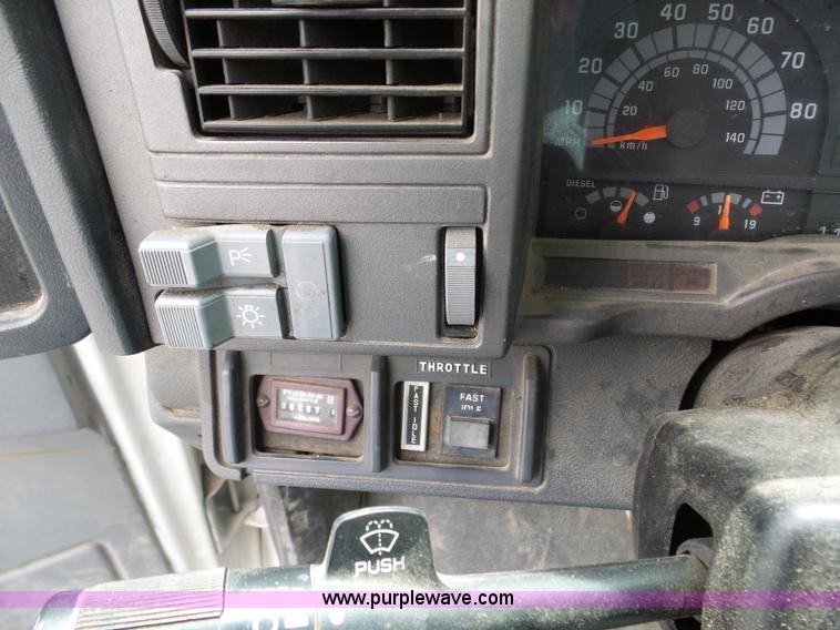 image for item K7953 2002 Chevrolet C7500 derrick digger truck