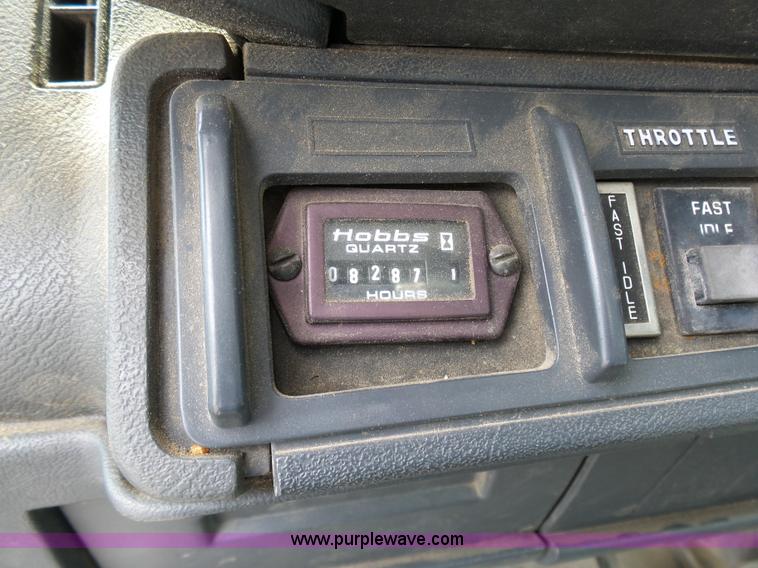 image for item K7953 2002 Chevrolet C7500 derrick digger truck