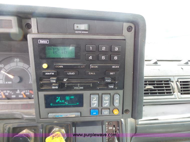 image for item K7953 2002 Chevrolet C7500 derrick digger truck