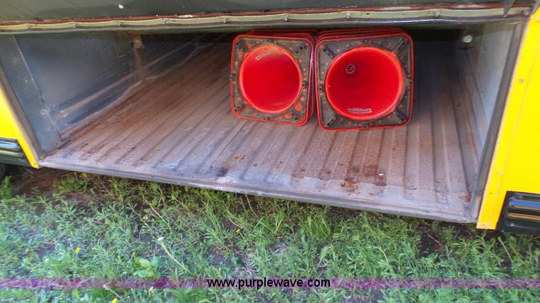 image for item K8287 1993 Thomas Built Saf-T-Liner MVP school bus