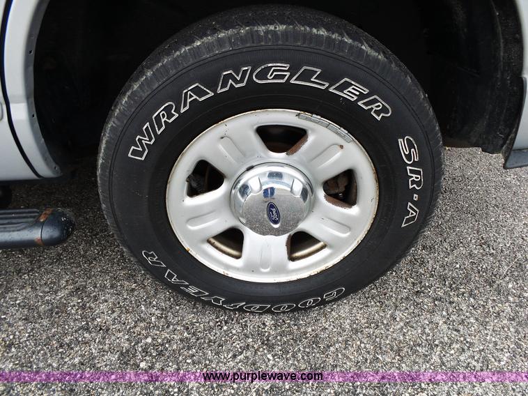 image for item L2033 2002 Ford Explorer SUV