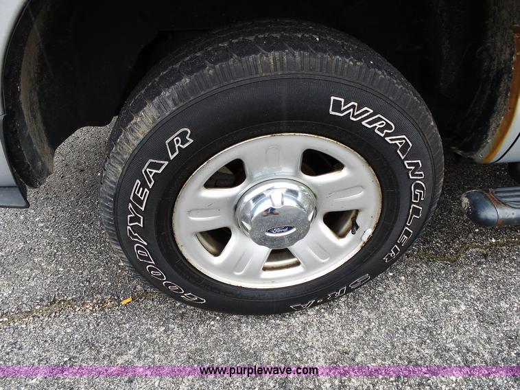 image for item L2033 2002 Ford Explorer SUV