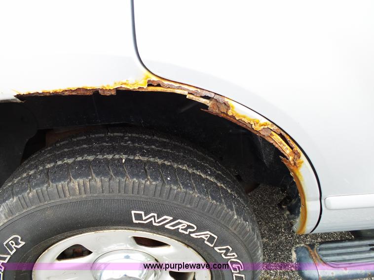 image for item L2033 2002 Ford Explorer SUV