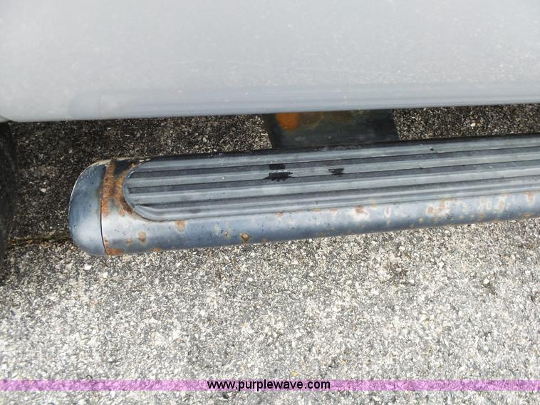 image for item L2033 2002 Ford Explorer SUV