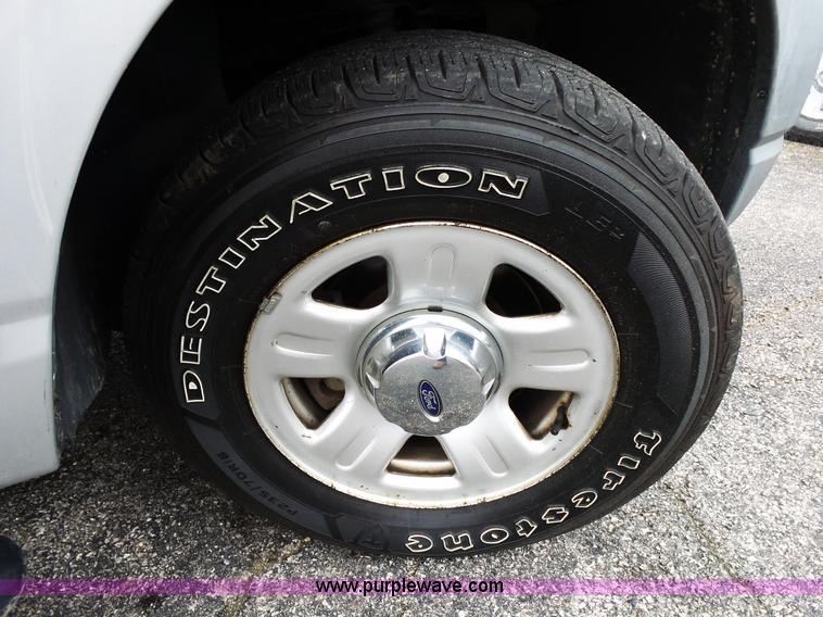 image for item L2033 2002 Ford Explorer SUV