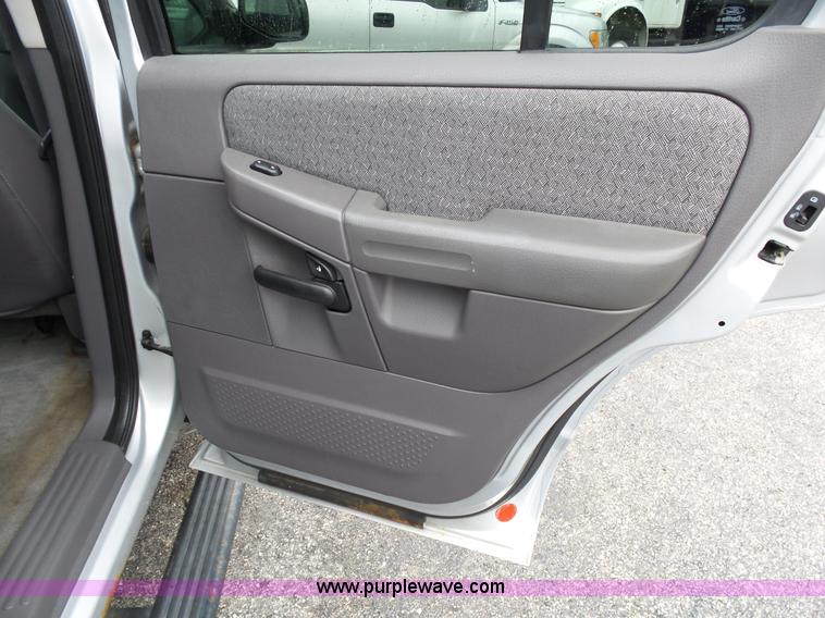 image for item L2033 2002 Ford Explorer SUV