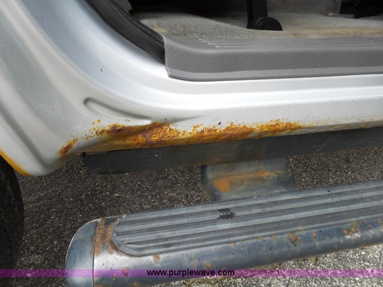 image for item L2033 2002 Ford Explorer SUV