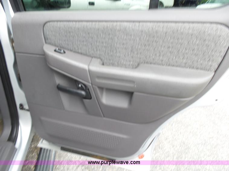 image for item L2033 2002 Ford Explorer SUV