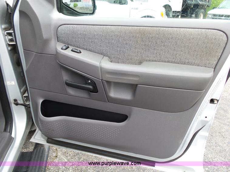 image for item L2033 2002 Ford Explorer SUV