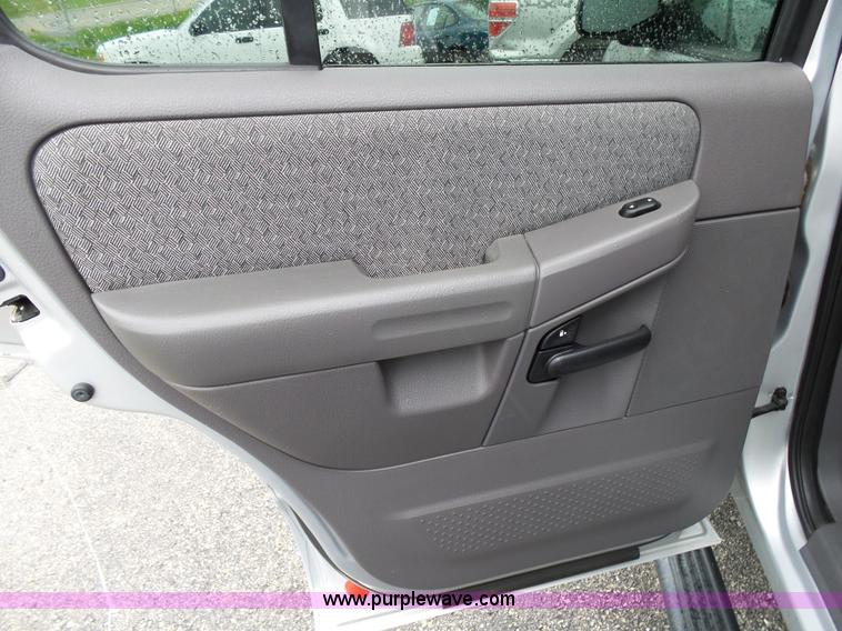 image for item L2033 2002 Ford Explorer SUV