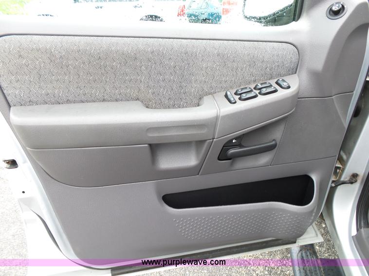 image for item L2033 2002 Ford Explorer SUV
