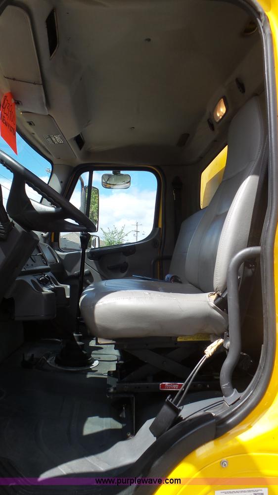 image for item L2152 2006 Freightliner Business Class M2 box truck