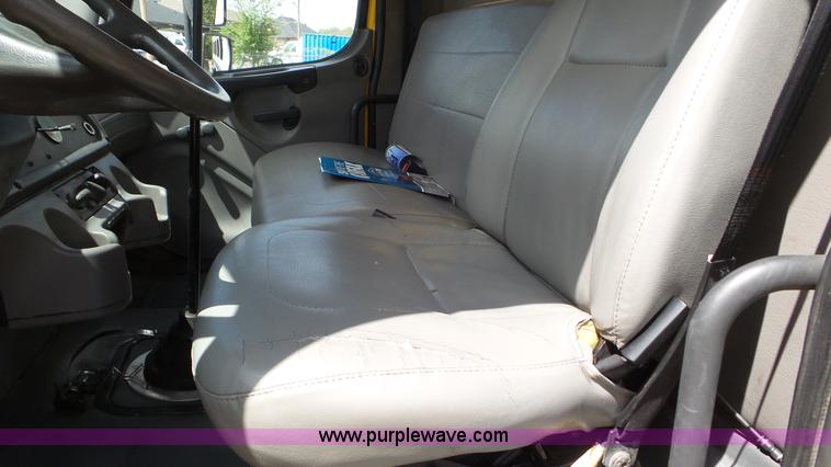 image for item L2152 2006 Freightliner Business Class M2 box truck