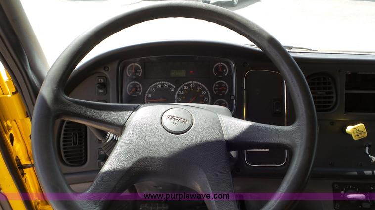 image for item L2152 2006 Freightliner Business Class M2 box truck