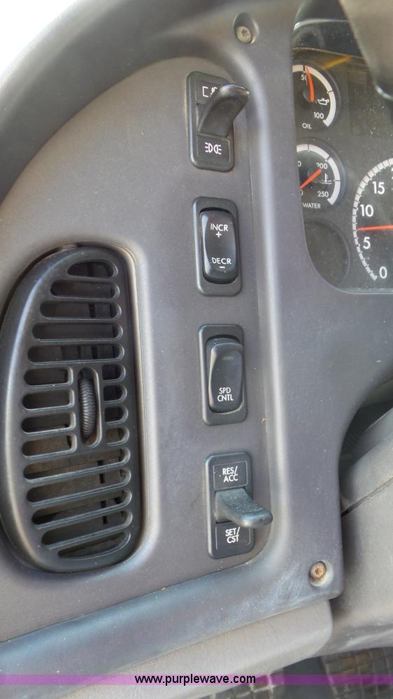 image for item L2152 2006 Freightliner Business Class M2 box truck