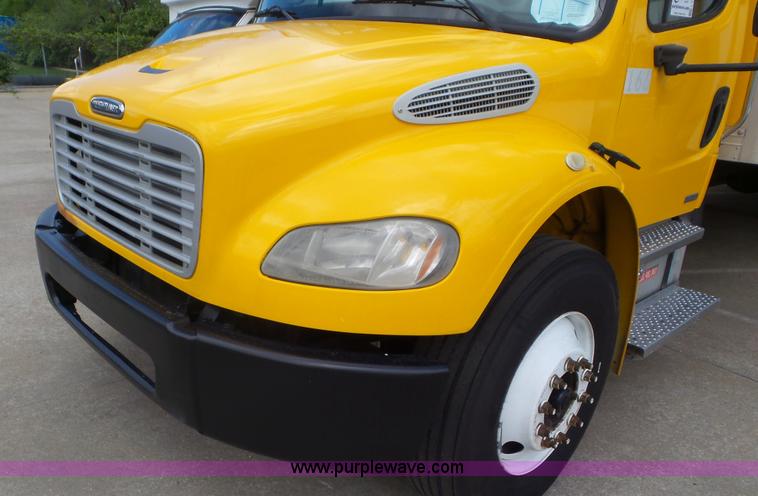 image for item L2152 2006 Freightliner Business Class M2 box truck