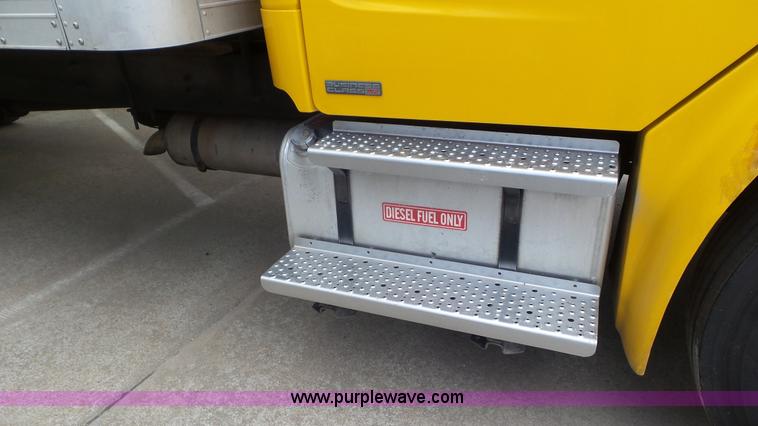 image for item L2152 2006 Freightliner Business Class M2 box truck