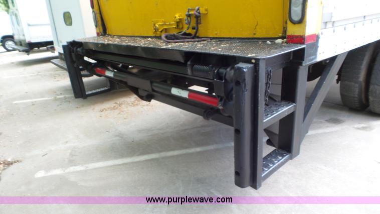 image for item L2152 2006 Freightliner Business Class M2 box truck