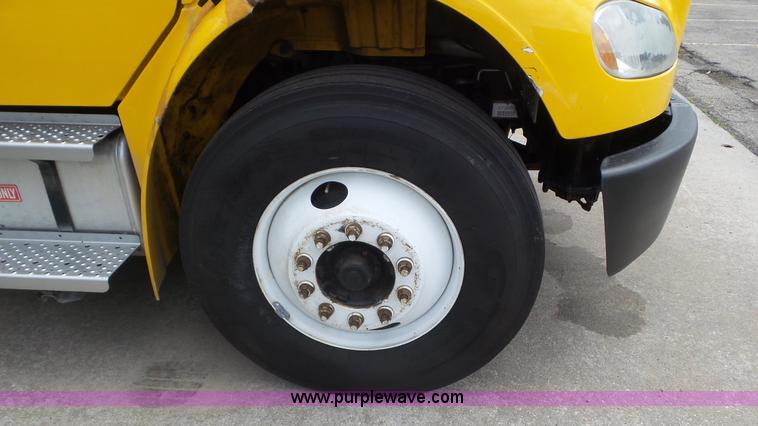 image for item L2152 2006 Freightliner Business Class M2 box truck