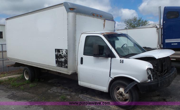 image for item L2153 2005 GMC Savana G3500 box truck
