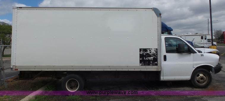 image for item L2153 2005 GMC Savana G3500 box truck