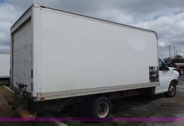 image for item L2153 2005 GMC Savana G3500 box truck