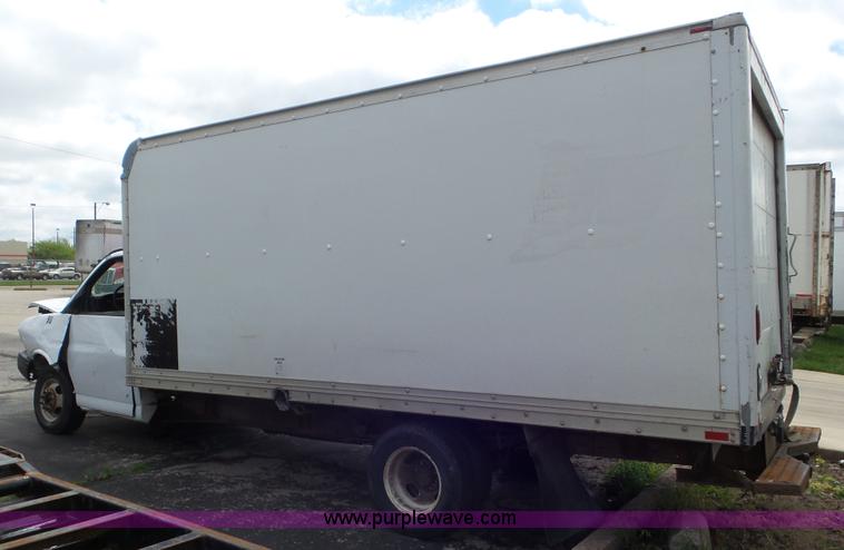 image for item L2153 2005 GMC Savana G3500 box truck