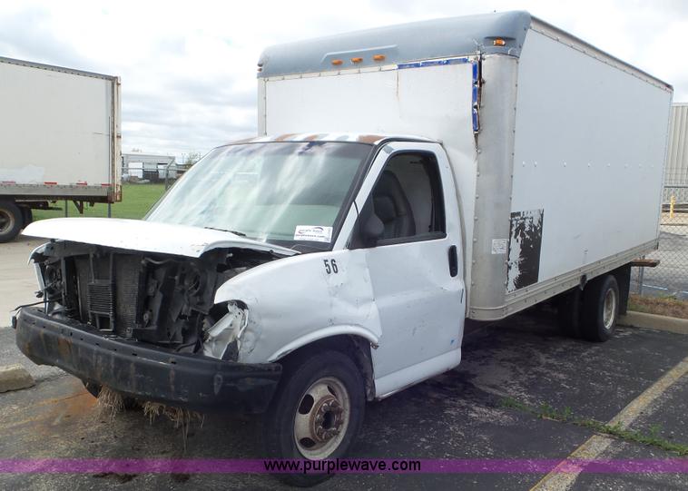 image for item L2153 2005 GMC Savana G3500 box truck