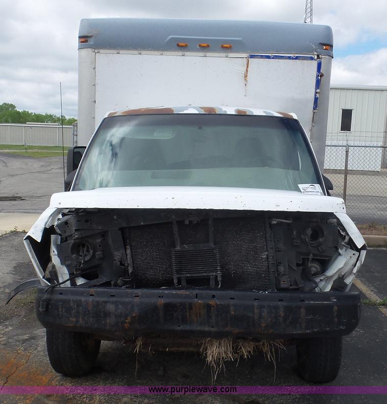 image for item L2153 2005 GMC Savana G3500 box truck