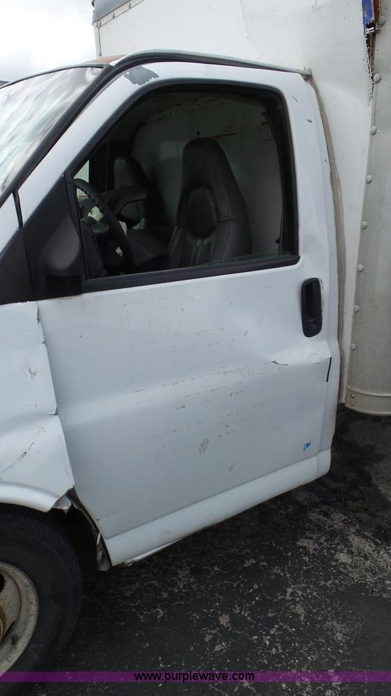 image for item L2153 2005 GMC Savana G3500 box truck