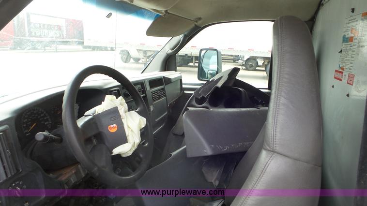 image for item L2153 2005 GMC Savana G3500 box truck