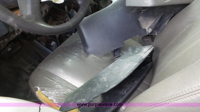 image for item L2153 2005 GMC Savana G3500 box truck