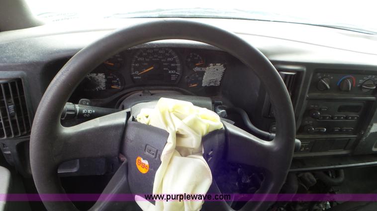 image for item L2153 2005 GMC Savana G3500 box truck