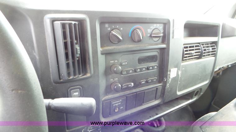 image for item L2153 2005 GMC Savana G3500 box truck