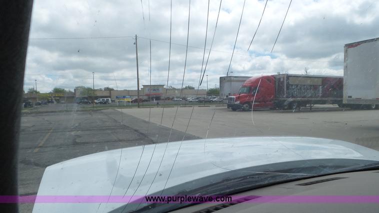 image for item L2153 2005 GMC Savana G3500 box truck