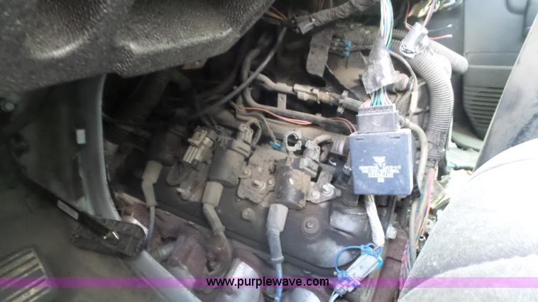 image for item L2153 2005 GMC Savana G3500 box truck