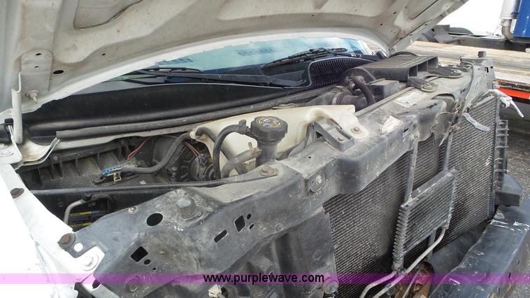 image for item L2153 2005 GMC Savana G3500 box truck