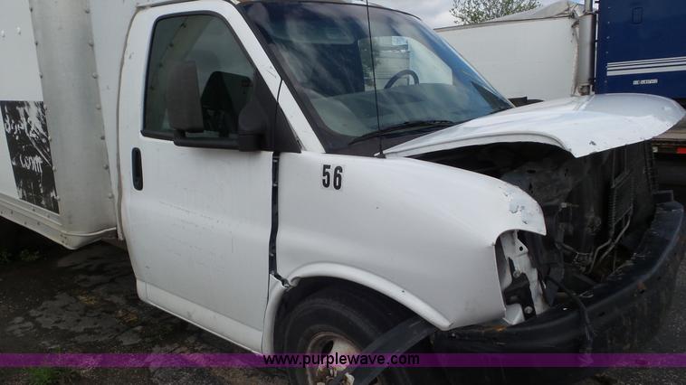 image for item L2153 2005 GMC Savana G3500 box truck