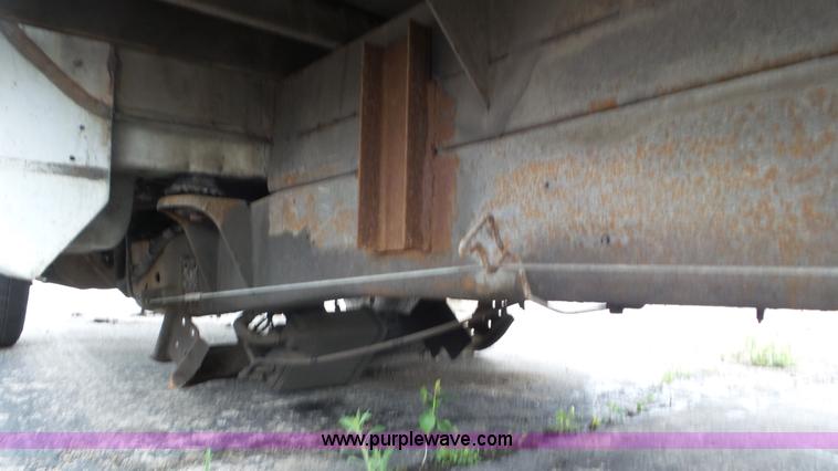 image for item L2153 2005 GMC Savana G3500 box truck