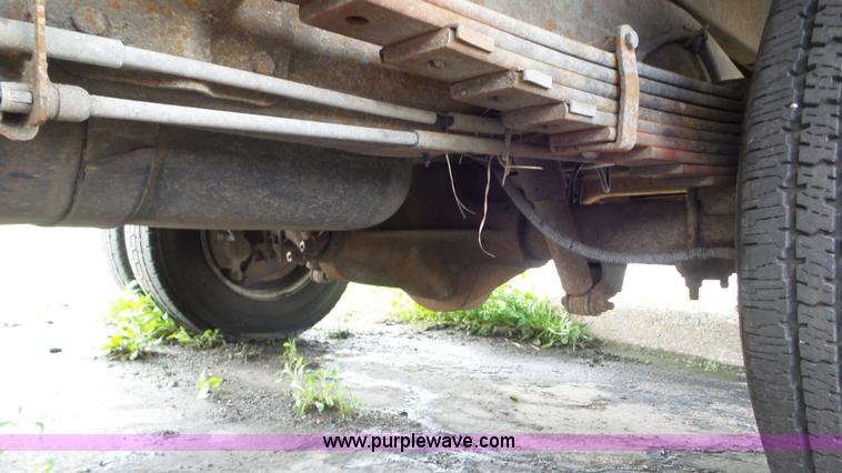 image for item L2153 2005 GMC Savana G3500 box truck